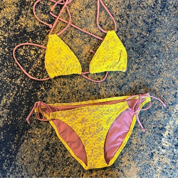 Victoria’s Secret Neon Lace String Bikini - Picture 1 of 4